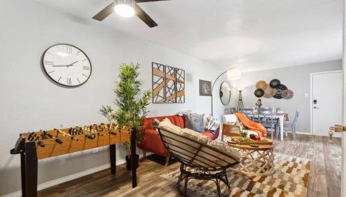 AT and T is steps away 2BD unit - Foto 2