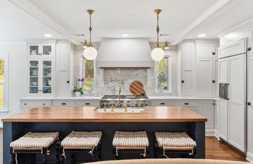 Updated and Spacious Home with Huge Yard Office and Decks - Foto 17