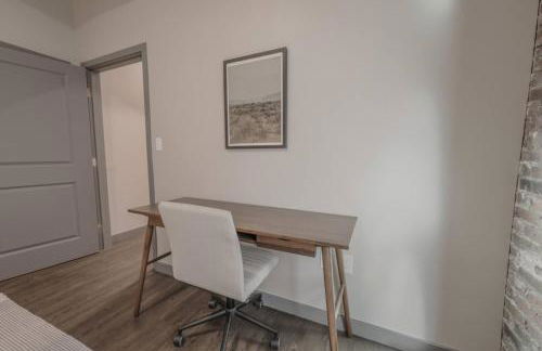 Charming 1 Bedroom Apt Laundry in Unit - Photo 8