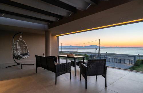 Sun and Sea Apartment - Beachfront, 2 Bedrooms with Sea View & Garden - Photo 4