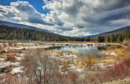 Private Yaak River Hideaway with Deck and Mtn Views! - Foto 30