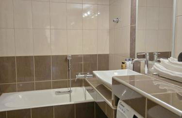 Spacious 3BR Apt with Large Balcony Near Metro & ACS - Foto 18