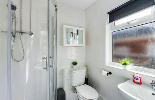 Whitmore House By RMR Accommodations - Newly Refurbed - Modern - Parking - Central - Foto 40