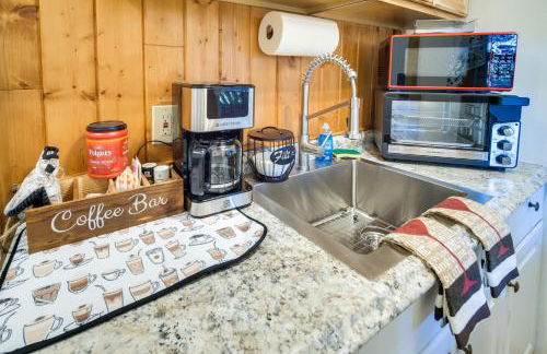 Riverfront Resort Cabin about 21 Mi to Crater Lake NP! - Foto 6