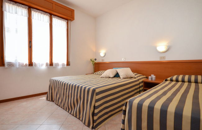 2 bedroom Apartment in Lignano Sabbiadoro with swimming pool and garden - Photo 10