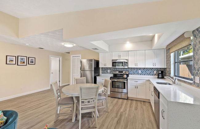 Avanti Vacation Rental, Relaxing 3-BR Retreat with Private Pool Minutes from Vanderbilt Beach and Delnor-Wiggins State Park. Enjoy Southern Exposure, BBQ Area, and Pet-Friendly Comfort - Foto 8