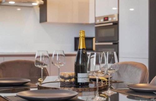 Luxury Penthouse - Castle Views - 2 Bed & Parking - By Tempstay - Photo 4