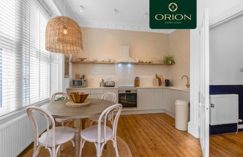 ORION SHORT STAYS is a Renewable Energy Specialist accommodation Provider based in Dundee, We have many properties available for large groups, ASK us for more details and for Custom Quotes, Many properties close to the PORTs and for Large Teams of 100 - Foto 40