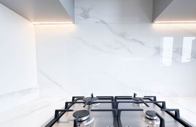 Cozy 1BR With Balcony & Views in Azizi Fawad - Photo 5