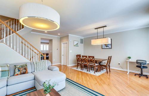 Modern 3BR Townhome | 3 Mi to Dulles and Reston TC - Foto 1