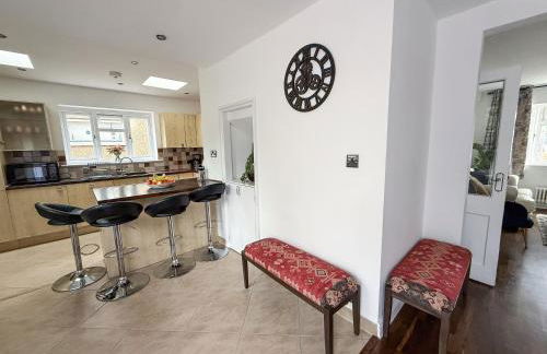 Bassetts House - Spacious! - Sleeps 7 - Close to PRUH Hospital - Free Parking - Photo 7