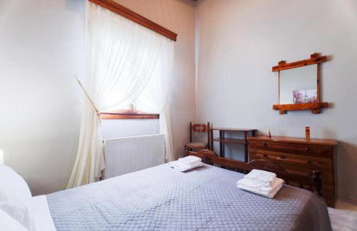 Red Roses-Traditional House - Photo 37