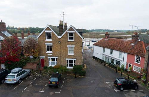 Charming Tudor riverside house - Foto 78