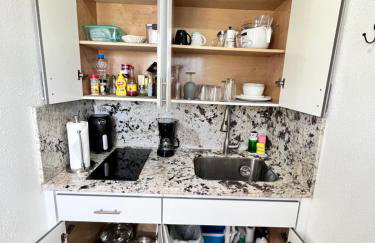 Stylish Studio Apartment By Miami International Airport - Photo 11