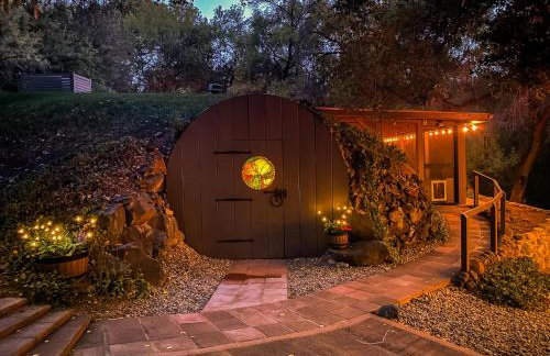 Myrinn-Hobbit Cottage on the Creek Storybook Stay - Foto 1