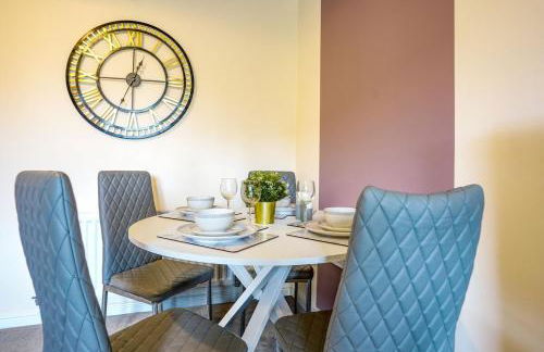 Stylish Canal Side Apartment - City Centre - Free Parking, Balcony, Smart TV, Fast Wifi by Yoko Property - Photo 17