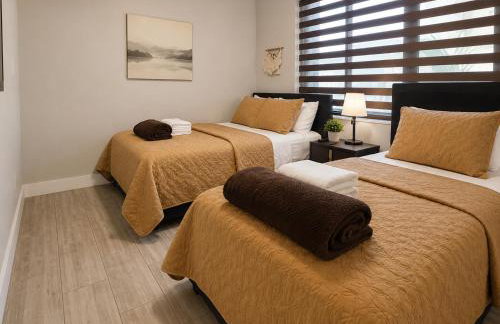 Modern Miami Home l Sleeps 12 l Free Parking - Photo 47