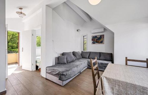 Cozy Apartment In Zlarin With Wifi - Photo 3