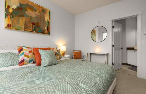 Chic 2BR • King Beds • Huge Patio • 95 Walk Score! - Foto 9
