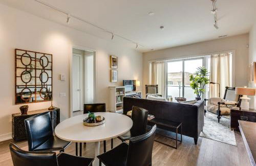 Designer 3BR with Balcony & Elevator on Clark! apts - Photo 10