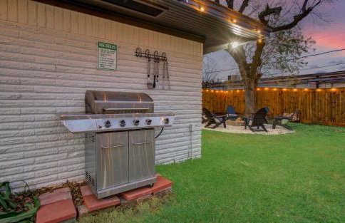 5-BD Modern Central Getaway w Hot Tub - Mins to DT - Foto 37