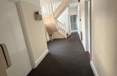Large 4 Bedroom Sleeps 8, Spacious Apartment for Contractors and Holidays near Bedford Centre - 1 FREE PARKING SPACE & FREE WIFI - Foto 24