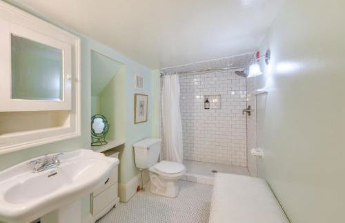 Ornate Victorian Home with Courtyard and Fire Pit! - Foto 33