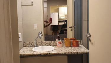 Belo apartamento quarto e sala bem localizado - Foto 5