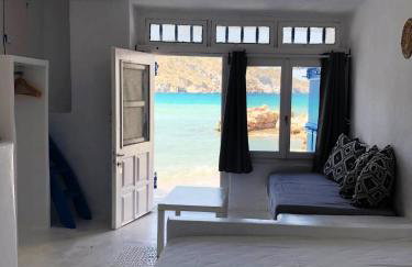 Salty Kisses and Sandy Toes, Seafront Syrmata Houses Authentic Milos Stay - Foto 17