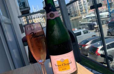 Stylish Marina Apartment with Stunning Views - Foto 6