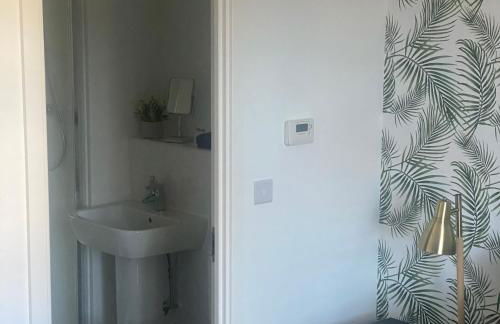 Peterborough City Center Near Healthcare Center One Bed apartment With Free Private Parking Contractors Locum Staff welcome - Foto 14