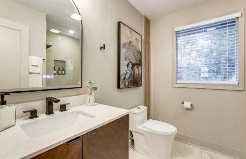 Decatur Gem Modern Kitchen, Deck and Fireplace! - Foto 17