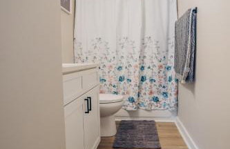 City Retreat - 4 Bedroom Oasis with King & Private Yard near Downtown - Foto 5