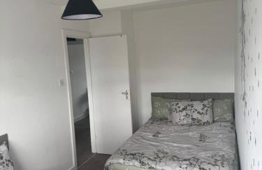 Comfortable 2-Bed Flat Balcony Near Airport - Photo 13