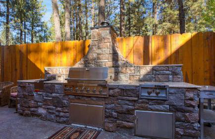 Pinetree Place by Avantstay Group Cabin w/ Hot Tub Minutes to the Lake - Photo 12
