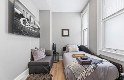 Luxe Suite with Pool Table, King Bed, 3 TVs, & Free Parking - Foto 40