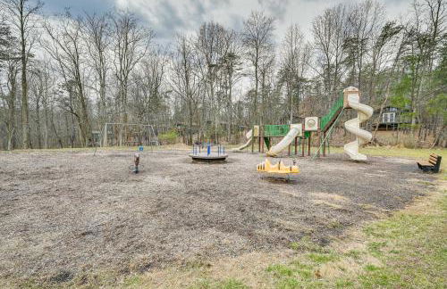 Charming Hedgesville Retreat with Deck and Fireplace! - Foto 27