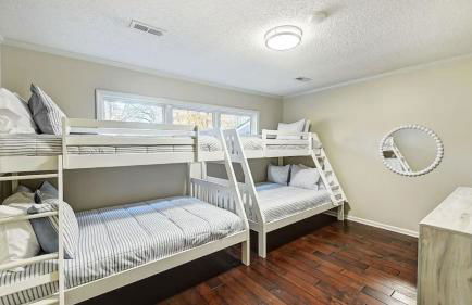 Lakefront Home Private Dock, Tiki Bar, Firepit Shore to Please by Avantstay - Foto 67