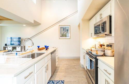 RiverWalk PentHouse Oasis w/Free Parking Gym Pool - Photo 21