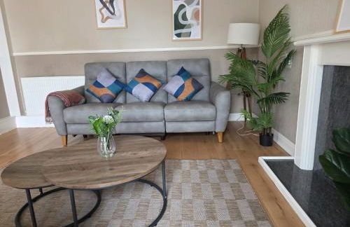 3BR House with Parking 10 Mins to Airport Sleeps 6 - Foto 2