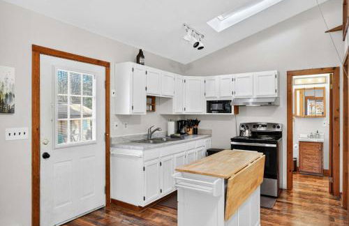 River Access Cabin with Hot Tub, Fire Pit, & WiFi! - Foto 10