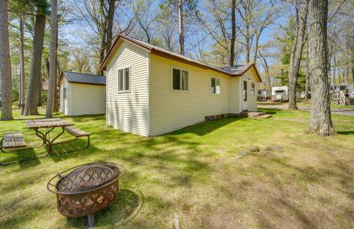 Rustic Cabin with Fire Pit, Steps to Sand Lake! - Foto 18