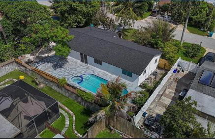 Sunny Oasis Near the Beach with 4BR and 3BA Pool Home - Foto 36