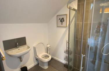 Modern studio apartment set beneath the black mountains A stones throw from the offas dyke path - Photo 9