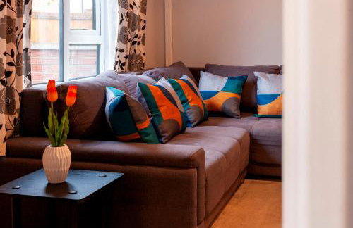 Pass the Keys Spacious and modern house with Free Parking - Photo 10