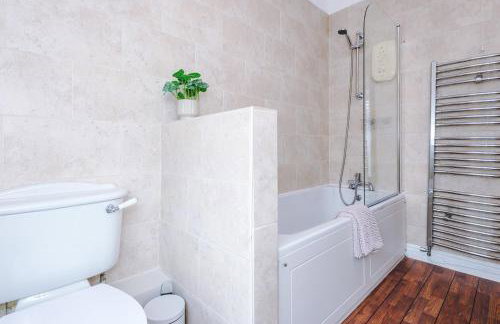 Cosy 3-Bed, Sleeps 5, Free Parking, Long and Short Stays - Photo 38