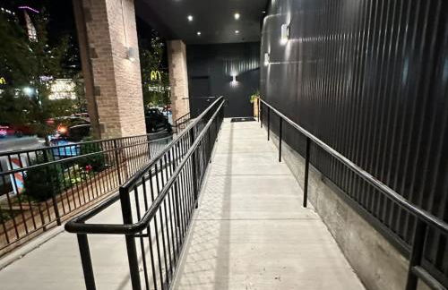 River North Private Balcony With In and Out Parking - Foto 50