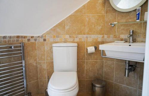 Large 4-bed house for up to 7 guests w 2x parking - Foto 28