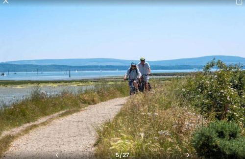 THE HIDEAWAY - LUXURY SELF CATERING COASTAL APARTMENT with PRIVATE ENTRANCE & KEY BOX ENTRY JUST A FEW MINUTES WALK TO THE BEACH, SOLENT WAY WALK, SHOPS and many EATERIES & BARS - FREE OFF ROAD PARKING,FULL KITCHEN, LOUNGE,BEDROOM , BATHROOM & WI-FI - Foto 7