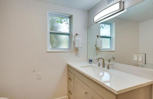 Cozy 3BRand3BA • Sleeps 9 • 0 3 Mi to Beach • PCB - Foto 23